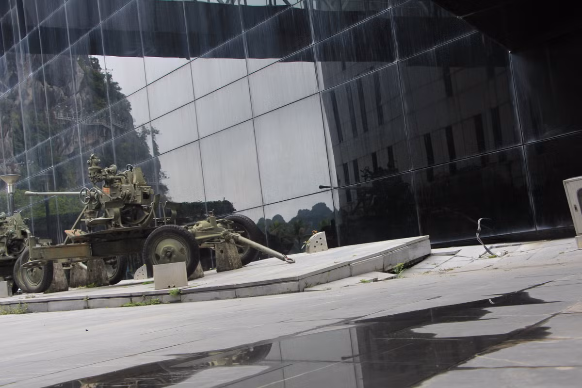 Tình trạng sụt lún, đứt gãy, đọng nước đã xuất hiện nhiều năm nay ở công trình nhưng không được xử lý.