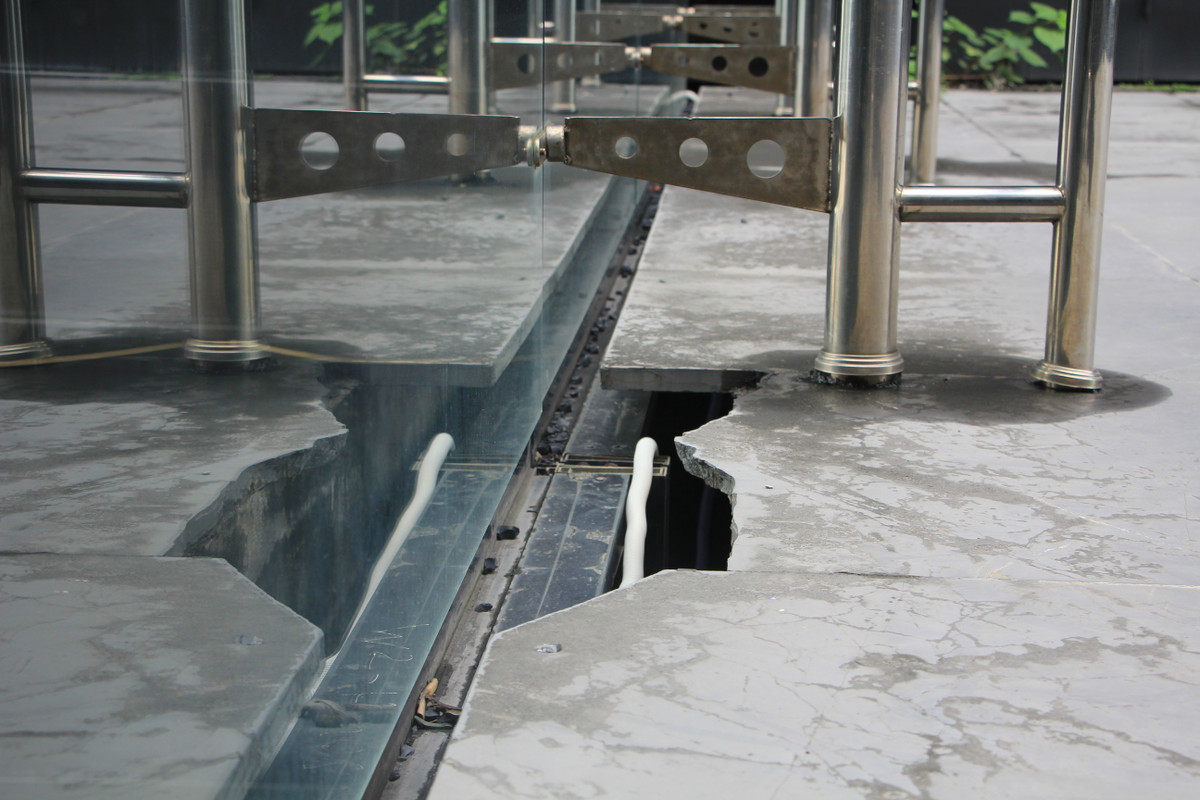 Đá lát bị vỡ gãy gây nguy hiểm cho du khách.