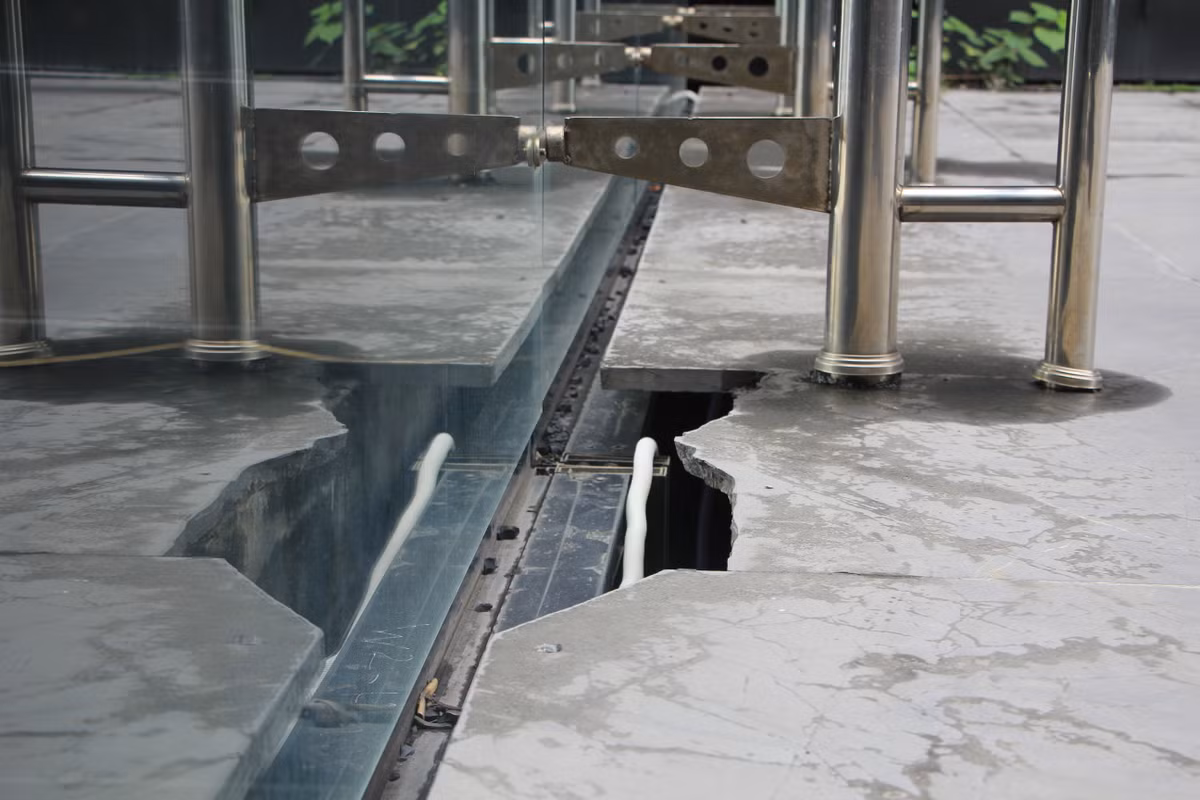 Đá lát bị vỡ gãy gây nguy hiểm cho du khách.