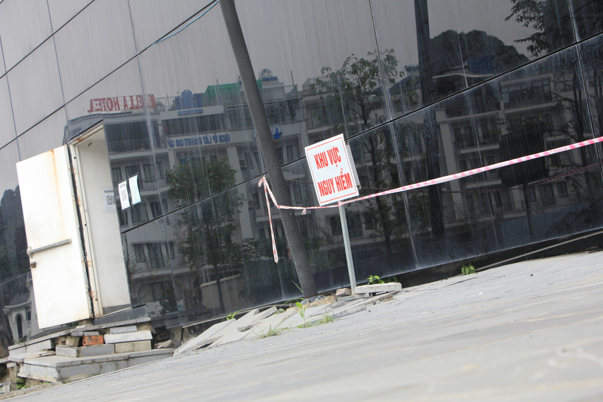 Được biết, công trình được thiết kế với 14.000m2 kính bán cường lực có khả năng chống tự vỡ do biến đổi nhiệt. Phần vỏ được thiết kế khiến tòa nhà như tấm gương khổng lồ phản chiếu di sản Vịnh Hạ Long nhưng hiện nay đã xuống cấp với trạng thái sập xệ bên ngoài. 