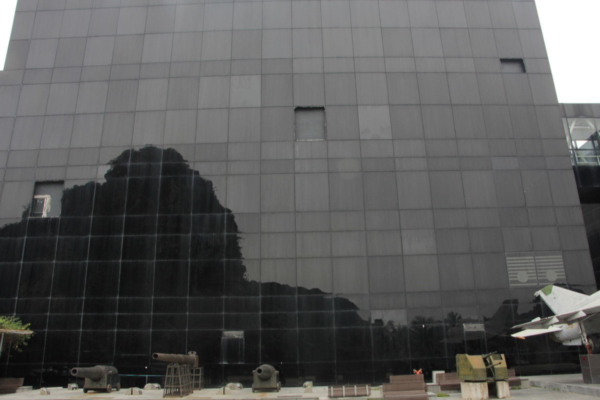 Theo phản ánh của người dân, hiện một số các ô kính bao xung quanh Bảo tàng - Thư viện tỉnh Quảng Ninh đã bị vỡ làm trơ mảng tường, hệ thống điện, ống nước gây mất mỹ quan. Nhiều ô kính cũng đã bị nứt và có thể rơi vỡ bất cứ lúc nào.