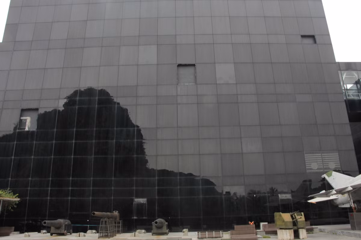 Theo phản ánh của người dân, hiện một số các ô kính bao xung quanh Bảo tàng - Thư viện tỉnh Quảng Ninh đã bị vỡ làm trơ mảng tường, hệ thống điện, ống nước gây mất mỹ quan. Nhiều ô kính cũng đã bị nứt và có thể rơi vỡ bất cứ lúc nào.