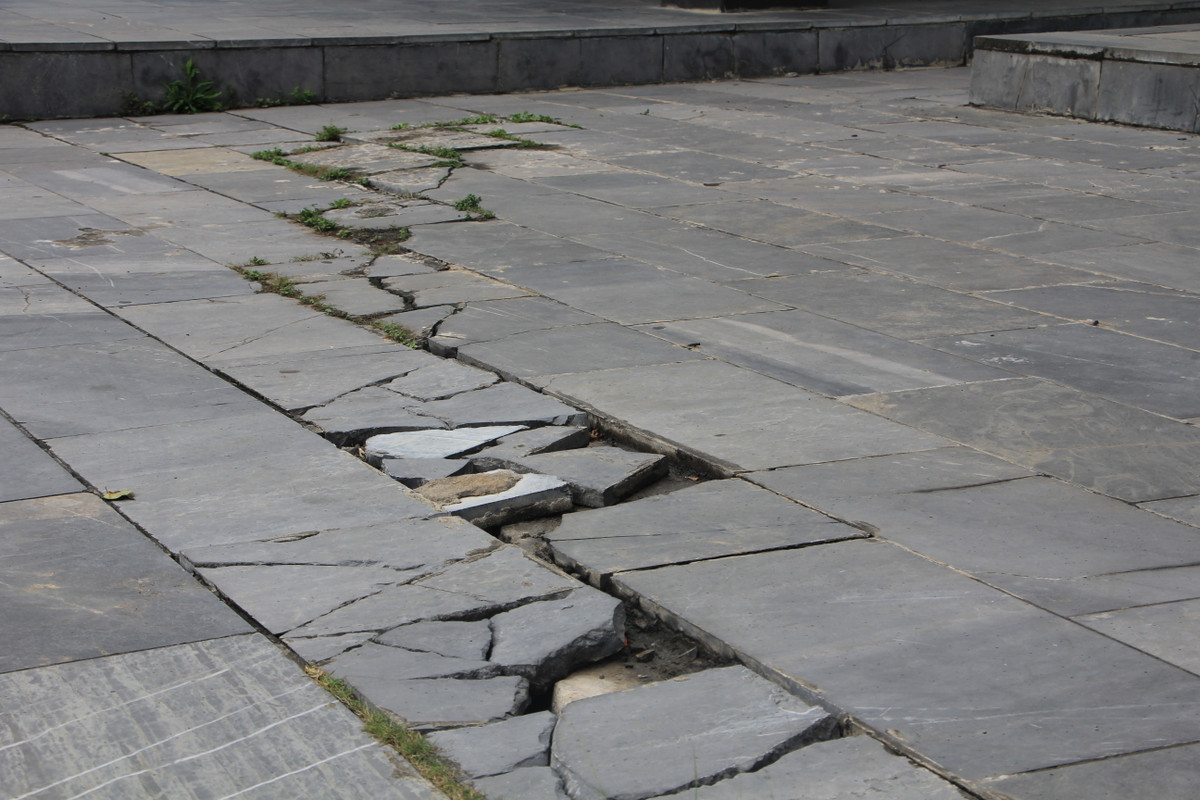 Phần lớn đá lát sân của cụm công trình Bảo tàng - Thư viện Quảng Ninh đều bị vỡ nứt, sụt lún, trồi lên trên mặt đất.