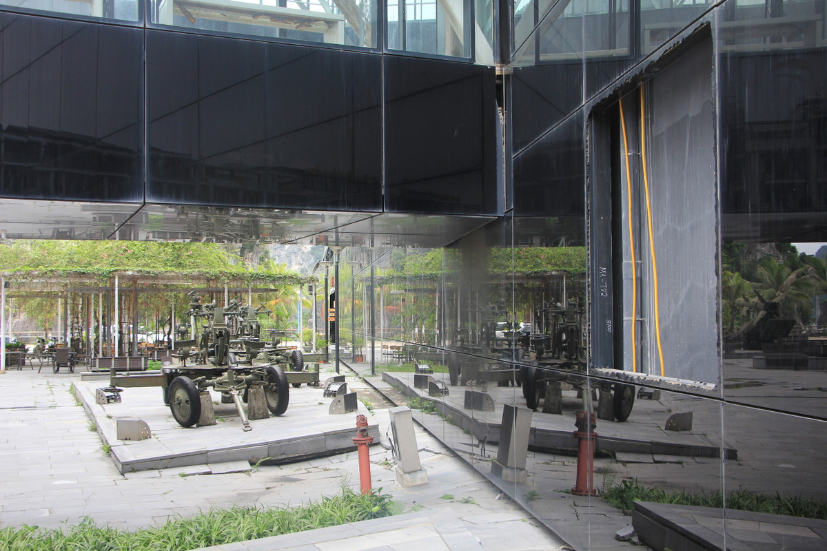 Cảnh tượng nham nhở ngay tại khu trưng bày ngoài trời của Bảo tàng.