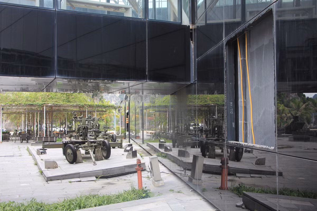 Cảnh tượng nham nhở ngay tại khu trưng bày ngoài trời của Bảo tàng.