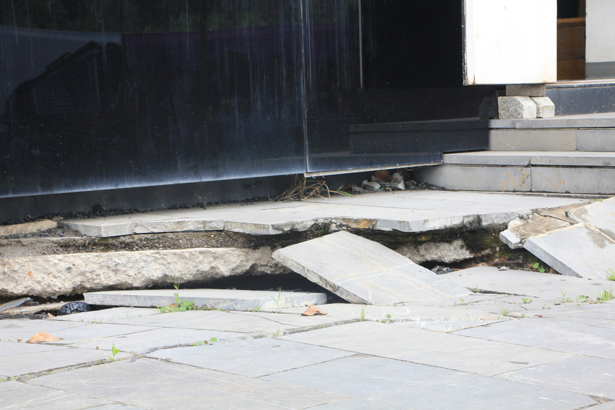 Điểm sụt lún ngay sát chân móng công trình.