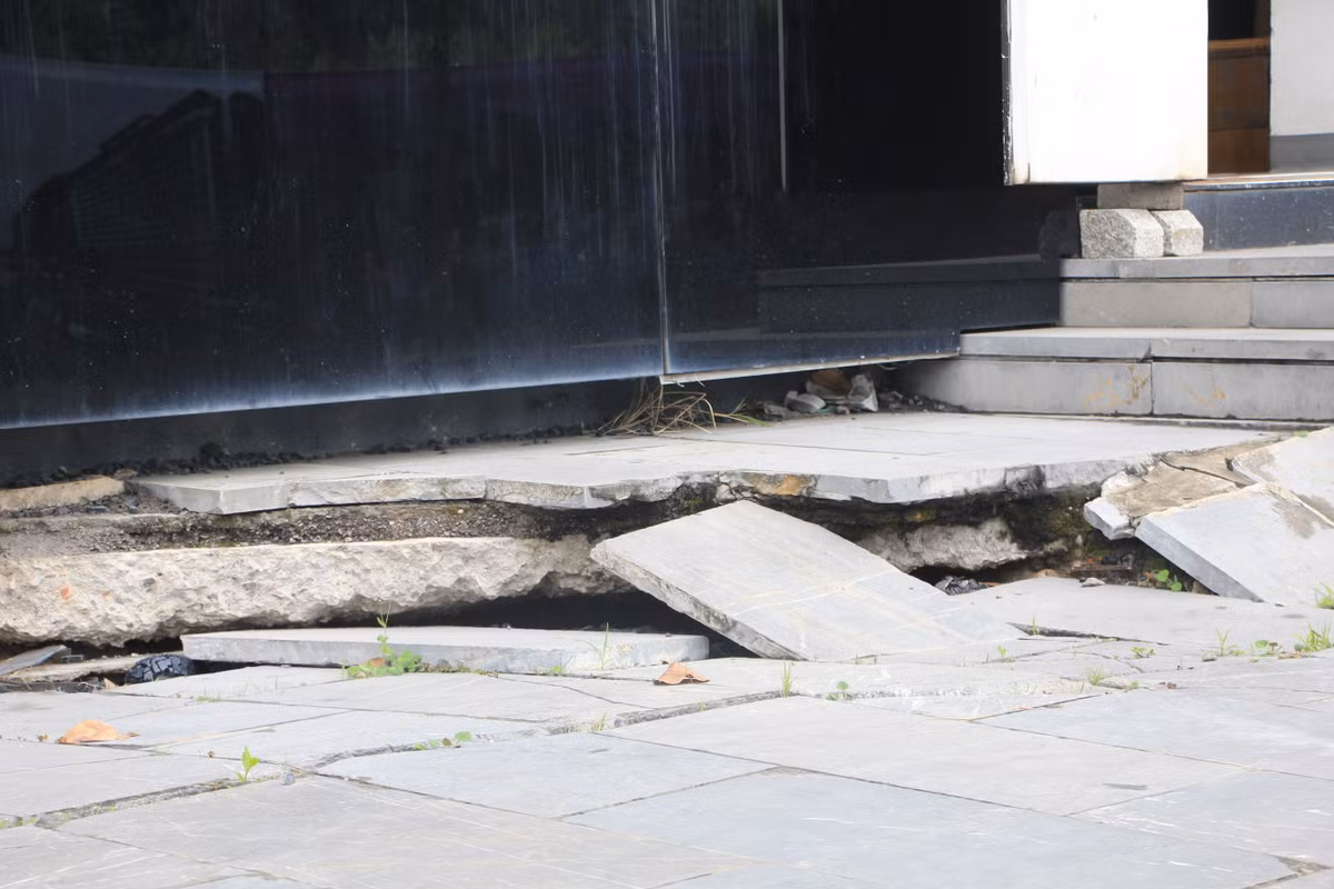 Điểm sụt lún ngay sát chân móng công trình.