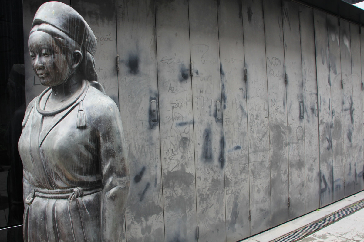 Bảo tàng Quảng Ninh nham nhở vì bị viết bậy. Nhiều du khách cũng phản ánh tại Bảo tàng Quảng Ninh xuất hiện tình trạng thiếu nhiều hiện vật không được trưng bày, để lộ ra các ô trống khiến họ hụt hẫng như bị lừa dối.