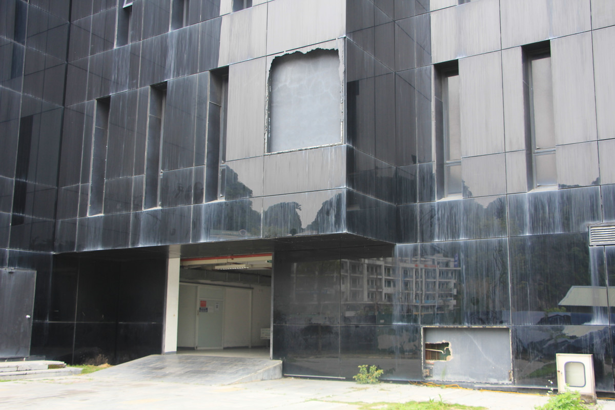 Ngoài ra, hệ thống đèn chiếu sáng, sân lát đá cũng đã bị xuống cấp, hư hỏng nghiêm trọng.