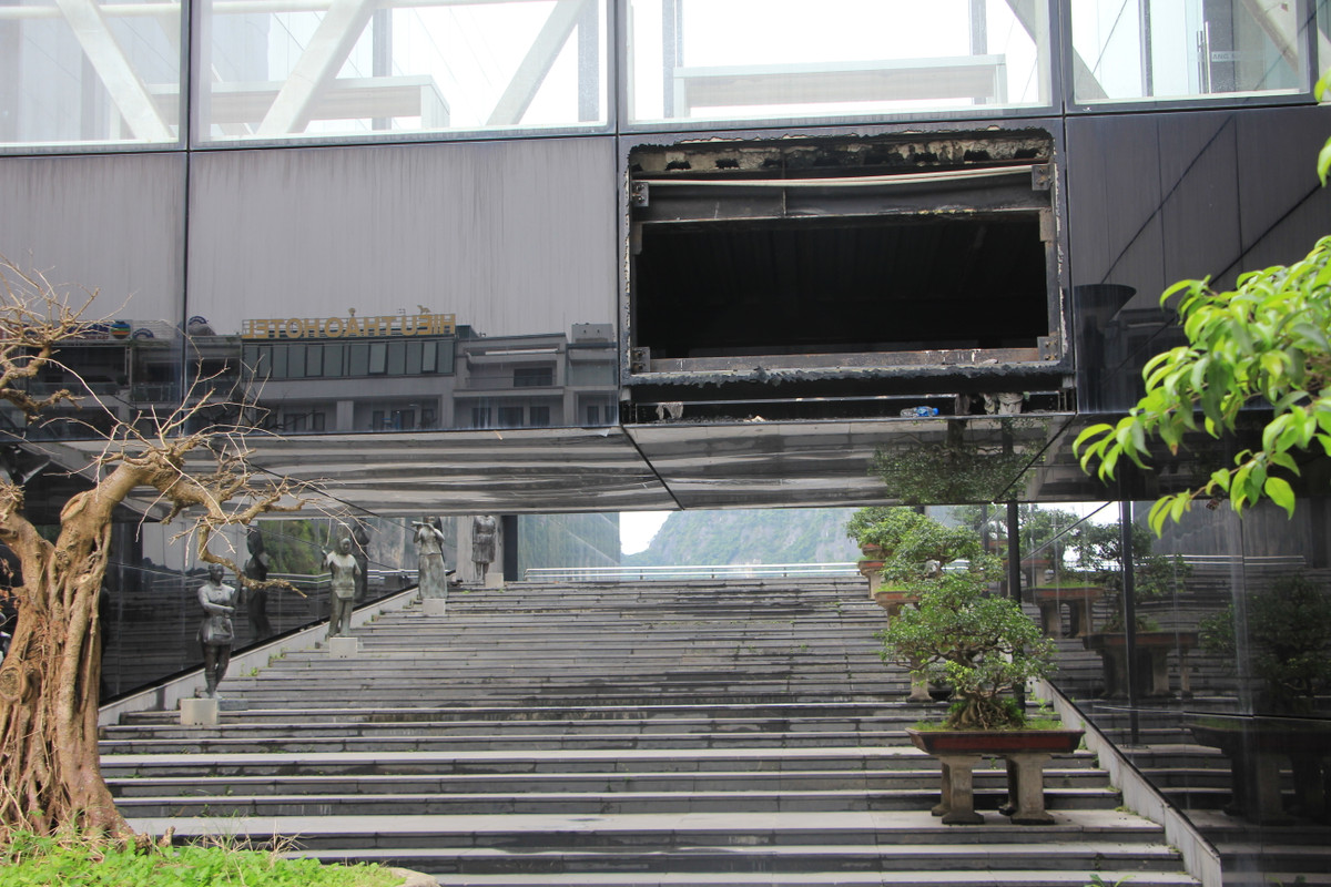 Ô kính lớn đã vỡ vụn, nằm "trơ xương".