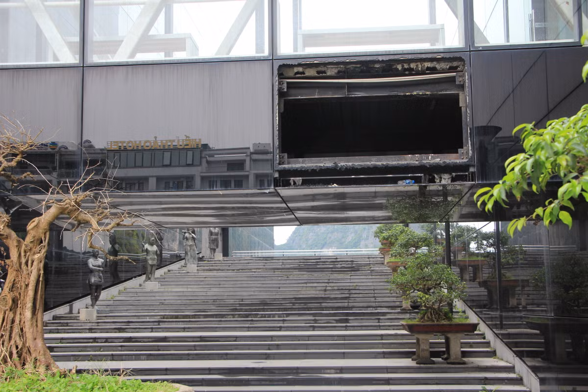 Ô kính lớn đã vỡ vụn, nằm "trơ xương".