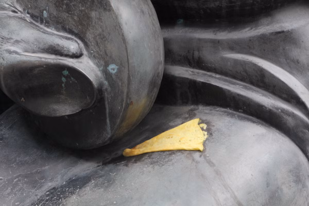 Thậm chí các hiện vật, tượng đúc bị bôi bẩn bởi những loại thức ăn nhưng không được cơ quan quản lý của Bảo tàng dọn dẹp.