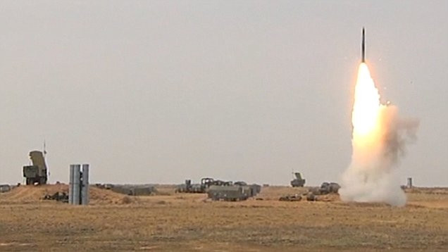 Đầu tiên khi so sánh tính năng, THAAD là một tổ hợp được thiết kế chuyên để tiêu diệt các loại tên lửa đạn đạo tầm xa khi chúng bước vào giai đoạn xâm nhập trở lại bầu khí quyển, đây là nhiệm vụ chủ chốt và gần như là duy nhất của nó. Đặc tính của đạn tên lửa thuộc tổ hợp THAAD là nó có tầm bay rất cao, tốc độ rất nhanh nhưng lại rất ít cơ động.