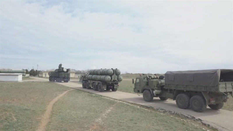 Mặc dù các loại đạn trang bị cho S-400 có khả năng vận động tốt hơn THAAD rất nhiều, nhưng để đánh chặn tên lửa đạn đạo tầm xa thì đài radar dẫn bắn vẫn yêu cầu phải tính toán được đường bay dự kiến của mục tiêu để đưa đạn 48N6E3 hay 40N6 tới cự ly thật sát. Đáng tiếc rằng khả năng này của đài 91N6, 92N2 hay 96L6 thuộc S-400 không được đánh giá cao như AN/TPY-2 trang bị cho THAAD.