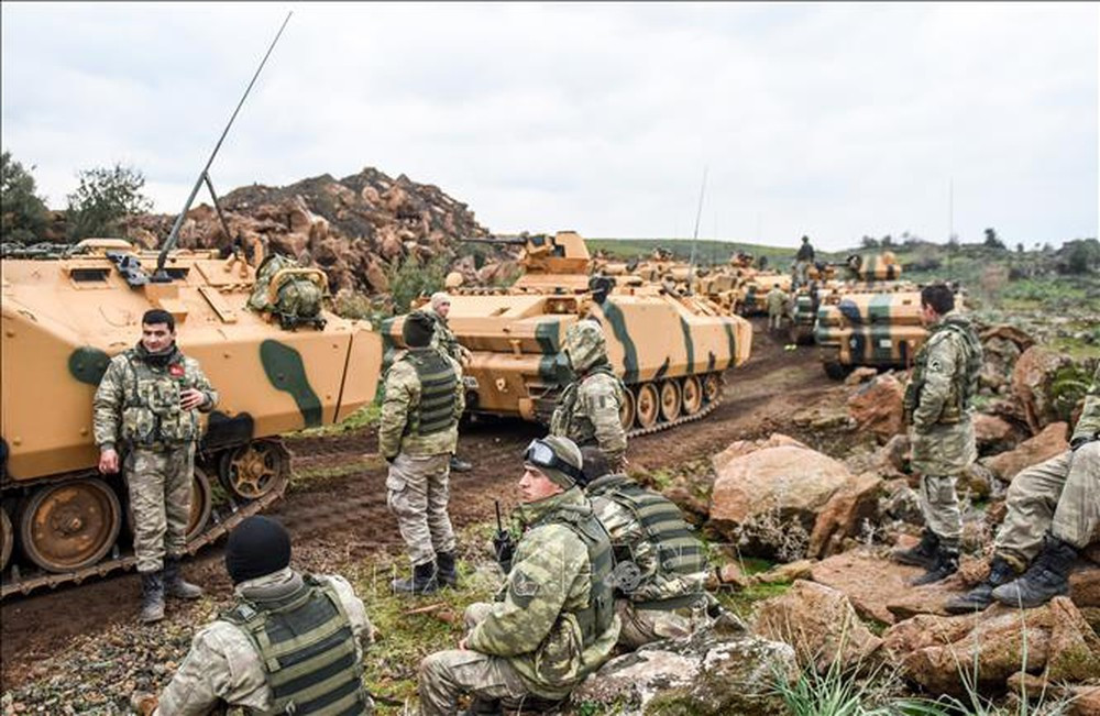 SDF là lực lượng được Mỹ và phương Tây hậu thuẫn nhưng chính quyền Ankara lại coi đây là tổ chức khủng bố khi có thể tác động đến phong trào ly khai trong lãnh thổ của họ.