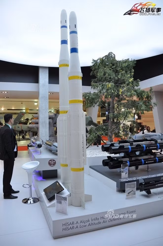 Ngoài phiên bản đặt trên xe tải bánh lốp, Thổ Nhĩ Kỳ còn cho ra đời biến thể HISAR-O sử dụng khung gầm xe thiết giáp bọc thép bánh xích tích hợp luôn radar dẫn bắn, cho khả năng độc lập tác chiến cao.