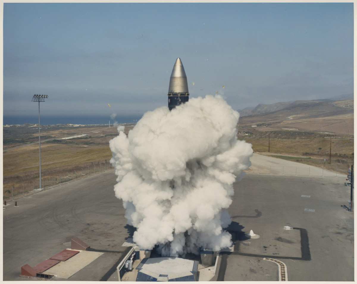 Công nghệ đa đầu đạn của Mỹ được đánh giá ưu việt hơn Nga ở chỗ từng đầu đạn được xác định quỹ đạo trước khi tiến vào bầu khí quyển nhờ các động cơ hiệu chỉnh đặc biệt.