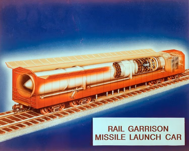 Trong thập niên 1980, giới chức quân sự Mỹ đã quyết định sẽ chế tạo các đoàn tàu hạt nhân tương tự như Liên Xô và trang bị cho nó tên lửa đạn đạo liên lục địa LGM-118A Peacekeeper.