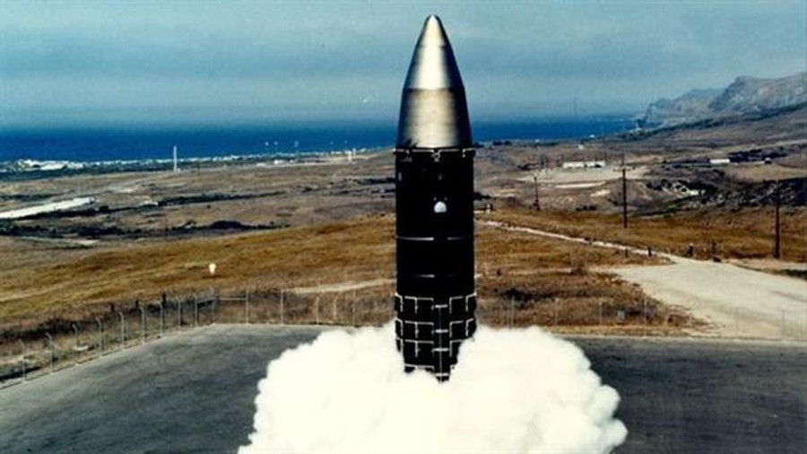 Tuy nhiên điểm nổi bật của tên lửa LGM-118A là nó có tầm bắn vượt trội, lên tới 14.000 km nhờ động cơ có hiệu suất cao hơn và giữ đương lượng nổ của mỗi đầu đạn ở mức 350 kT.