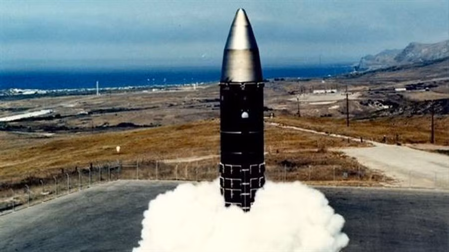 Tuy nhiên điểm nổi bật của tên lửa LGM-118A là nó có tầm bắn vượt trội, lên tới 14.000 km nhờ động cơ có hiệu suất cao hơn và giữ đương lượng nổ của mỗi đầu đạn ở mức 350 kT.