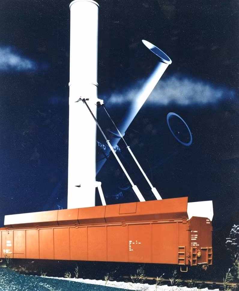 So với RT-23 của Nga, tên lửa đạn đạo liên lục địa LGM-118A của Mỹ có kích cỡ khá tương đồng với trọng lượng phóng 96,75 tấn; chiều dài 21,8 m; đường kính thân 2,3 m.