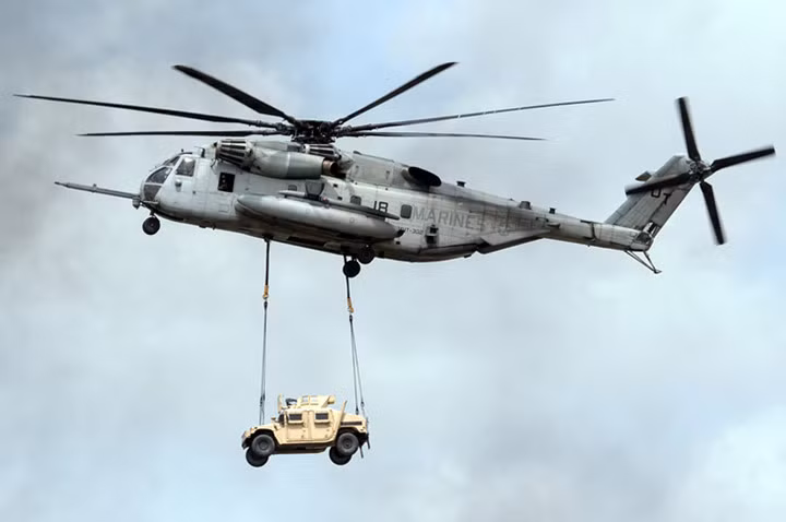 Bắt đầu được đưa vào biên chế cho Lực lượng thuỷ quân lục chiến Mỹ từ năm 1981, CH-53 Super Stallion từ đó trở thành "trụ cột" của Lính thủy Đánh bộ Mỹ trong tất cả các nhiệm vụ vận tải hạng nặng và chuyển quân. Ảnh: Jetphotos.
