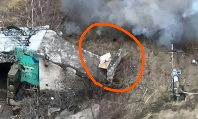 Giờ đây, Quân đội Nga có thể dựa vào việc sử dụng thiết bị đầu cuối Starlink trên quy mô lớn để làm suy yếu những lợi thế kỹ thuật này của Quân đội Ukraine. Tất nhiên, thiết bị đầu cuối Starlink trong tay Quân đội Nga không phải do Mỹ trực tiếp cung cấp, mà có được thông qua bên thứ ba, thậm chí là bên thứ tư. Ảnh: VOU.