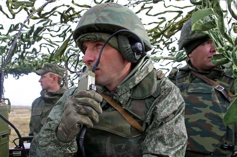 Điều này dẫn đến việc các chỉ huy không thể nắm bắt tình hình chiến trường thực tế, và lực lượng hỏa lực cũng dễ bắn trượt mục tiêu. Quan trọng hơn, radio thường bị Quân đội Ukraine chặn hoặc gây nhiễu, khiến họ có thể chuẩn bị trước. Tuy nhiên, với Starlink, Quân đội Nga có thể giải quyết tất cả những vấn đề này. Ảnh: Rg.ru.