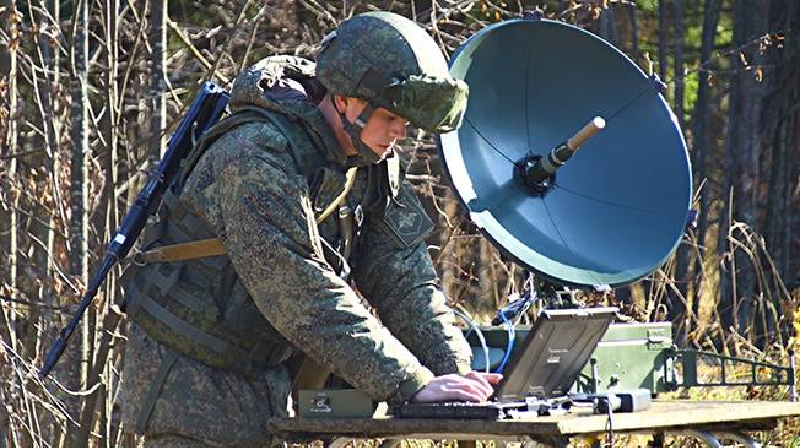 Theo báo cáo của Viện Nghiên cứu Chiến tranh Mỹ (ISW) ngày 13/10, trước khi sử dụng Starlink trên diện rộng, các đơn vị Quân đội Nga chủ yếu sử dụng radio và một số công nghệ liên lạc không an toàn để phối hợp. Đặc biệt là khi các binh sĩ Nga ở tiền tuyến truyền thông tin chiến trường cho các chỉ huy hoặc lực lượng hỏa lực ở phía sau, những phương thức liên lạc lạc hậu này khiến thông tin không đầy đủ hoặc không chính xác. Ảnh: Topwar.