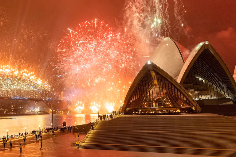 Sydney là một trong những thành phố đầu tiên trên thế giới chào đón năm mới 2024. Màn bắn pháo hoa hoành tráng diễn ra tại Cầu Cảng Sydney và Nhà hát Opera. Bangkok, Thái Lan