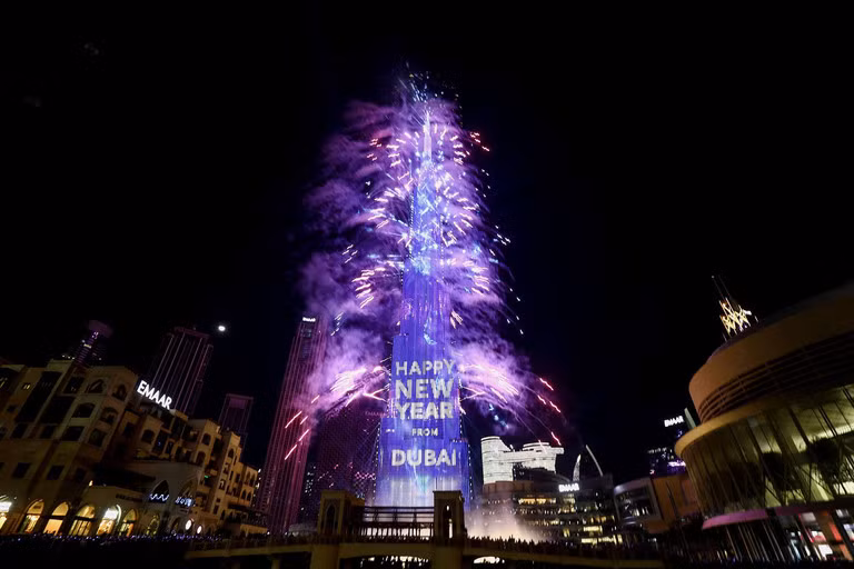 Burj Khalifa ở Dubai là một trong những tòa nhà chọc trời nổi tiếng nhất trên thế giới. Sự chú ý đổ dồn về đây vào đêm giao thừa với màn bắn pháo hoa ngoạn mục. Cape Town, Nam Phi