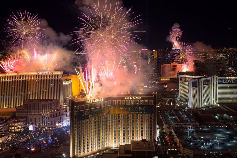 Las Vegas rực rỡ ánh đèn quanh năm, nhưng đèn sẽ tắt vào đêm giao thừa. Vào lúc nửa đêm, hàng loạt sòng bạc tung ra màn pháo hoa ấn tượng từ các toà nhà. New York, Mỹ