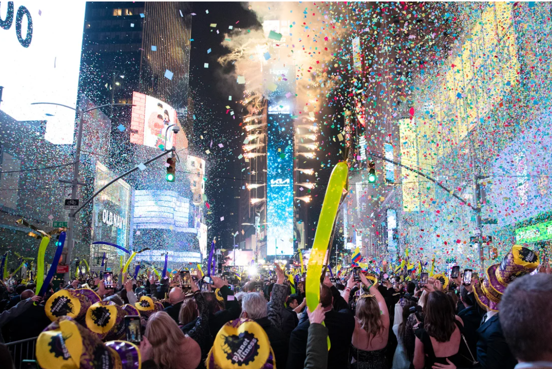 Quảng trường Thời đại ở Manhattan là nơi đón giao thừa tuyệt vời nhất tại Mỹ. Nếu không muốn chen chúc tại Quảng trường Thời đại với khoảng 1 triệu người khác, bạn có một số lựa chọn khác như Grand Army Plaza, du thuyền Circle Line trên sông...