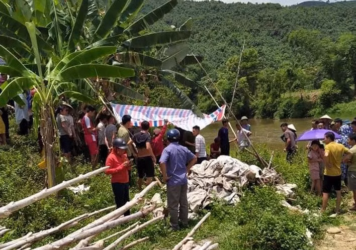 Phat hien thi the 3 nu sinh duoi suoi o Yen Bai