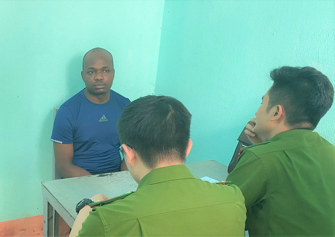 Ga trai Nigeria bay gi... “moc” gan 900 trieu cua quy ba Thanh Hoa?