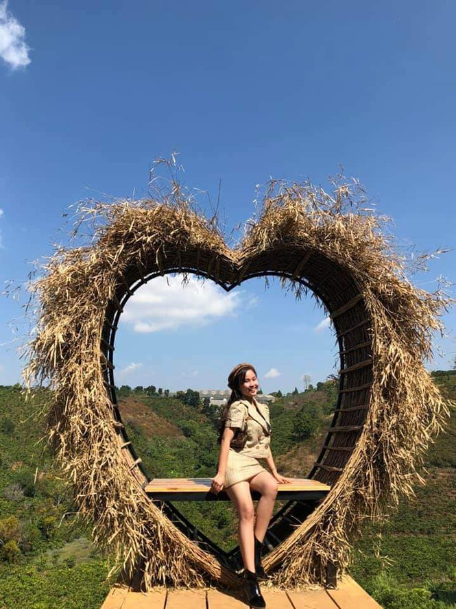 Về học tập, trong suốt 12 năm học phổ thông, Thảo Uyên luôn nằm trong top đầu của lớp, còn nói về thành tích trong các cuộc thi văn nghệ, ca múa thì nhiều vô số kể. "Đến nay tuy đã ra trường bước vào đại học nhưng các thầy cô giáo cũ ở cấp 2, cấp 3 thỉnh thoảng vẫn mời em về trường hướng dẫn học sinh múa", Uyên chia sẻ.