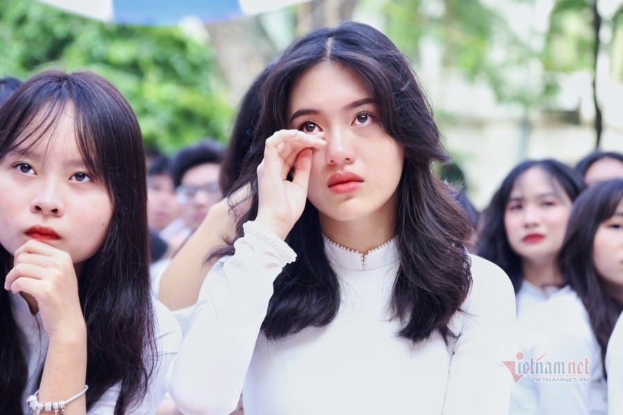 Phía dưới sân khấu, nhiều học trò lớp 12 khẽ lau đi những giọt nước mắt. Những cậu con trai vốn nghịch ngợm, giờ cũng lặng thinh. Tất cả đều thầm hiểu giây phút này chính là khoảnh khắc cuối cùng mình được khóc cười bên bạn bè, thầy cô. Nhiều học trò không kìm nổi nước mắt khi nghe những lời dặn dò của cô hiệu trưởng trước khi chia xa mái trường.