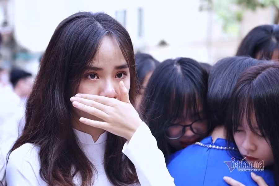 Đây cũng là lần cuối cùng học trò Trường THPT Việt Đức được ngồi trước sân khấu lắng nghe cô Hiệu trưởng Nguyễn Bội Quỳnh nhắn nhủ.