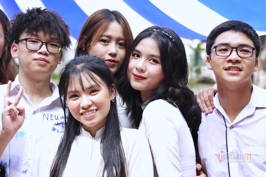 "Tạm biệt nhé! Chia tay rồi sẽ nhớ nhau thật nhiều".