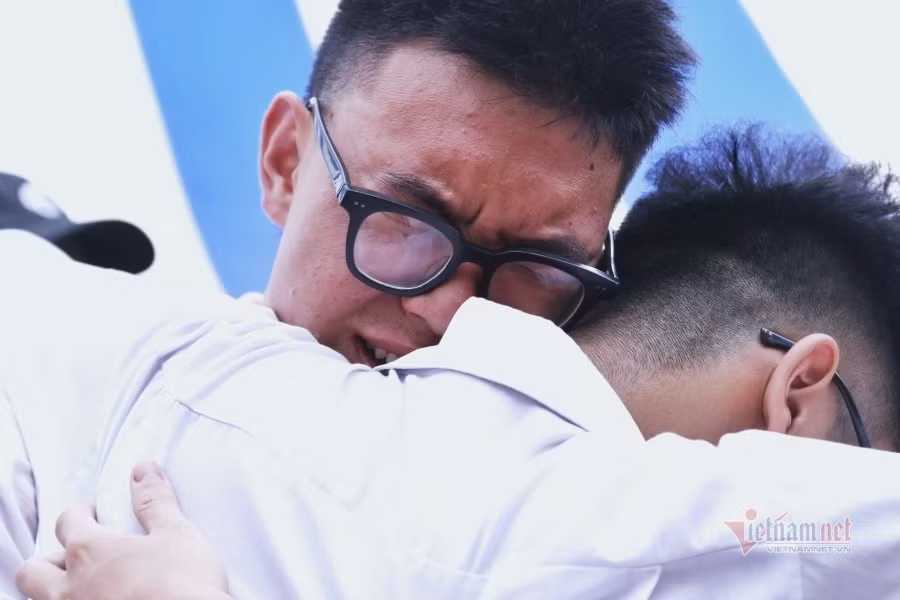 Ngày cuối cùng của tuổi học trò khiến ai cũng bồi hồi nhớ lại kỷ niệm 3 năm dưới mái trường.