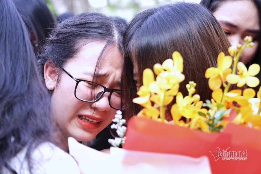 Cô giáo Đỗ Thanh Thúy xúc động ôm chầm lấy học trò mà mình đã gắn bó trong suốt 3 năm. "Love you more than I can say là điều cô muốn nói với các con. Chúng ta hãy thầm hiểu cuối cùng còn lại trong ta vẫn là tình yêu", cô Thúy nhắn nhủ.