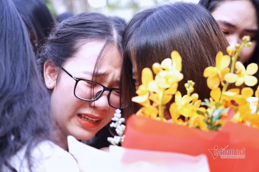 Cô giáo Đỗ Thanh Thúy xúc động ôm chầm lấy học trò mà mình đã gắn bó trong suốt 3 năm. "Love you more than I can say là điều cô muốn nói với các con. Chúng ta hãy thầm hiểu cuối cùng còn lại trong ta vẫn là tình yêu", cô Thúy nhắn nhủ.