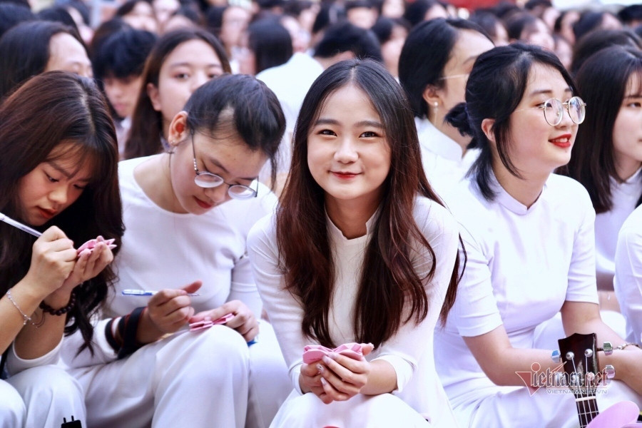 Tại buổi lễ bế giảng năm học của Trường THPT Việt Đức diễn ra sáng 9/7, cô giáo Nguyễn Bội Quỳnh, Hiệu trưởng nhà trường rưng rưng nhớ lại một năm học đặc biệt vừa qua. Lễ bế giảng và chia tay khối 12 của Trường THPT Việt Đức diễn ra sáng 9/7 với nhiều cảm xúc.