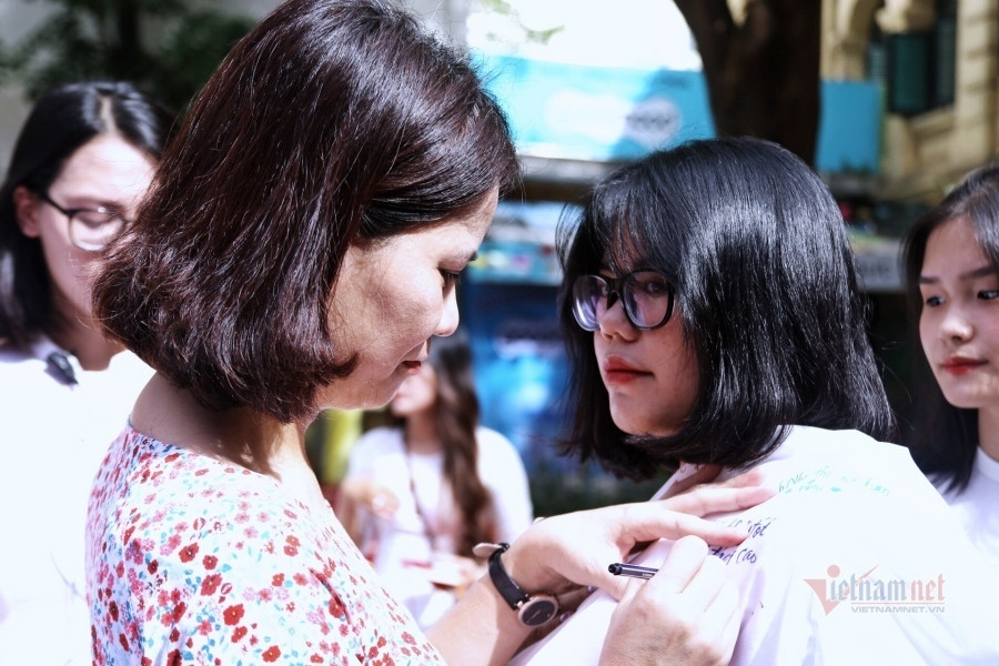 Những dòng lưu bút thời áo trắng sẽ luôn là kỷ niệm đẹp đẽ.