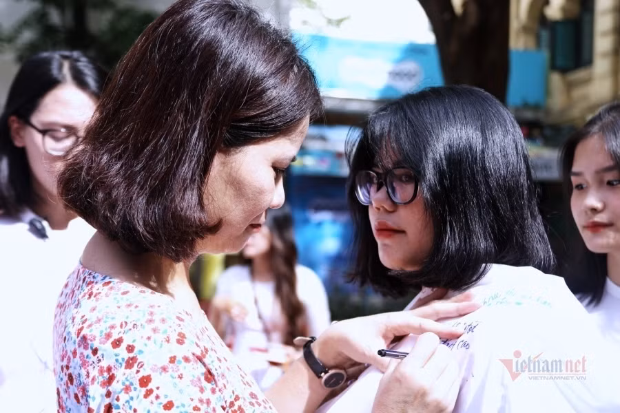 Những dòng lưu bút thời áo trắng sẽ luôn là kỷ niệm đẹp đẽ.