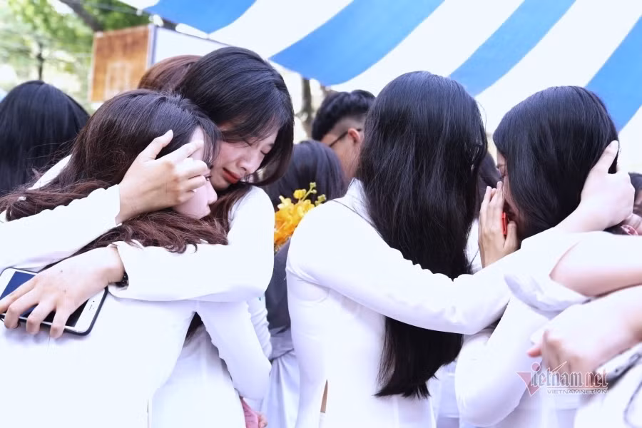 Có sự tiếc nuối vì thời gian trôi đi quá nhanh, cũng có những nỗi buồn của giờ phút chia tay tuổi học trò.