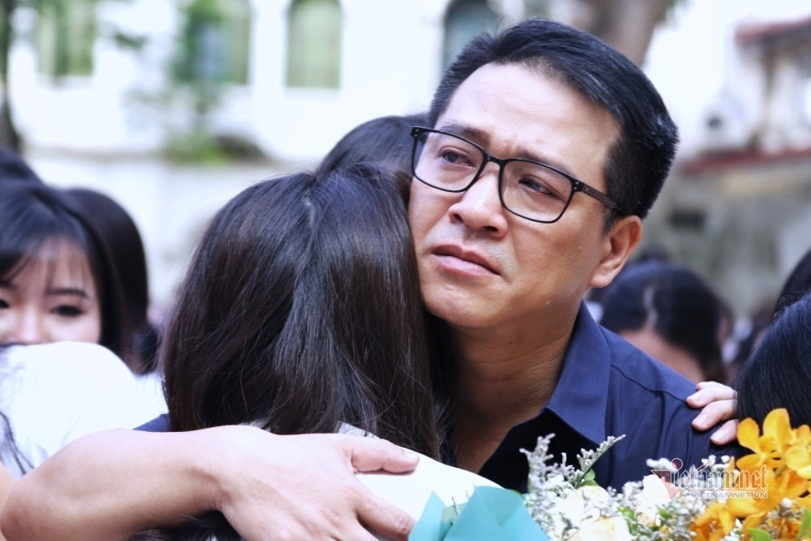 Thầy cô cũng không kìm được nước mắt khi phải chia tay lứa học trò mà mình đã gắn bó trong suốt 3 năm học. 