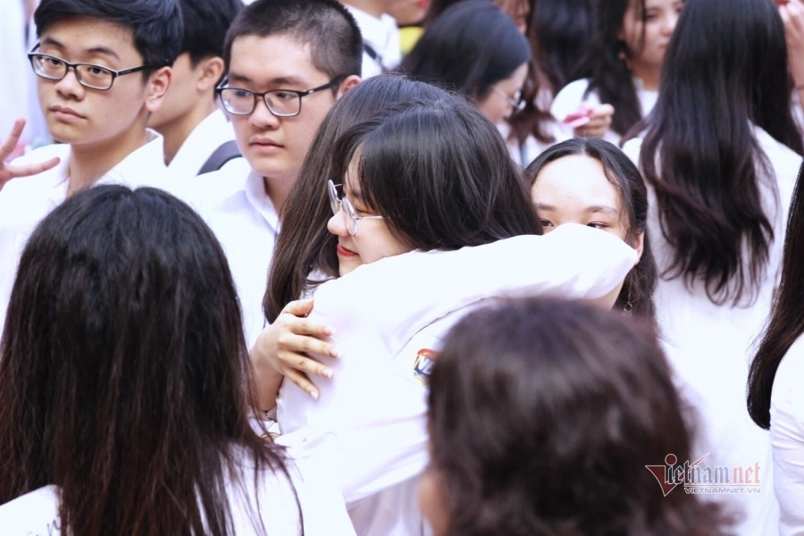 Những giọt nước mắt, cái ôm thật chặt dành cho nhau. "Em rất buồn vì sau hôm nay sẽ không còn được đến lớp, gặp bạn bè nữa". 