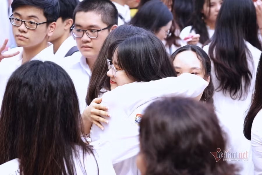 Những giọt nước mắt, cái ôm thật chặt dành cho nhau. "Em rất buồn vì sau hôm nay sẽ không còn được đến lớp, gặp bạn bè nữa". 