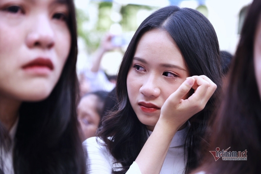 "Thời khắc cuối cùng còn là học sinh thật đáng nhớ. Mong các bạn sẽ luôn nhớ về nhau", học sinh rưng rưng nói.